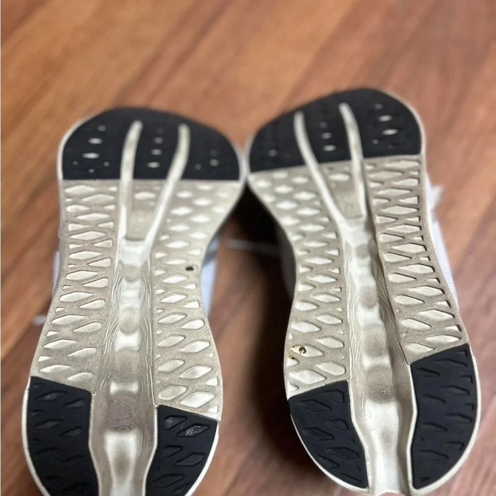 On Running Women's Light Gray Athletic Shoes